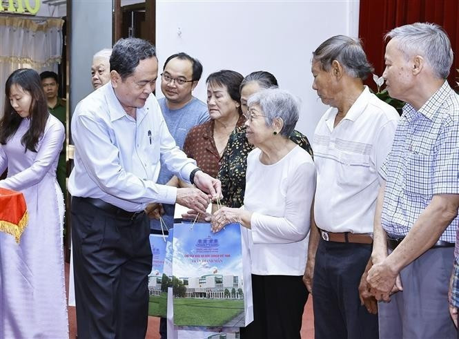 El presidente de la Asamblea Nacional, Tran Thanh Man, entrega regalos por el Tet a los residentes desfavorecidos en la ciudad de Can Tho. (Foto: VNA)