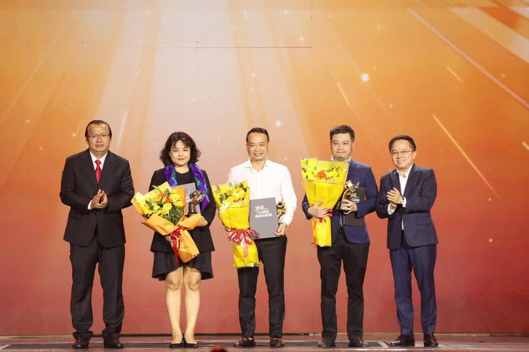 La exposición “95 años de la Bandera del Partido iluminando el camino”, coordinada por el periódico Nhan Dan (Pueblo), es el evento publicitario más inspirador de 2025. (Foto: Nhan Dan)