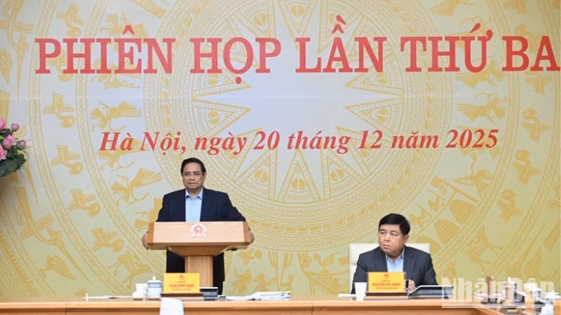 El primer ministro de Vietnam, Pham Minh Chinh, habla en la sesión. (Foto: Nhan Dan)