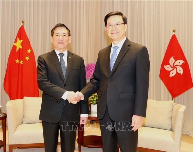 El vice primer ministro vietnamita Ho Duc Phoc (izquierda) y el jefe de la Región Administrativa Especial de Hong Kong (China), Li Jiachao. (Foto: VNA)
