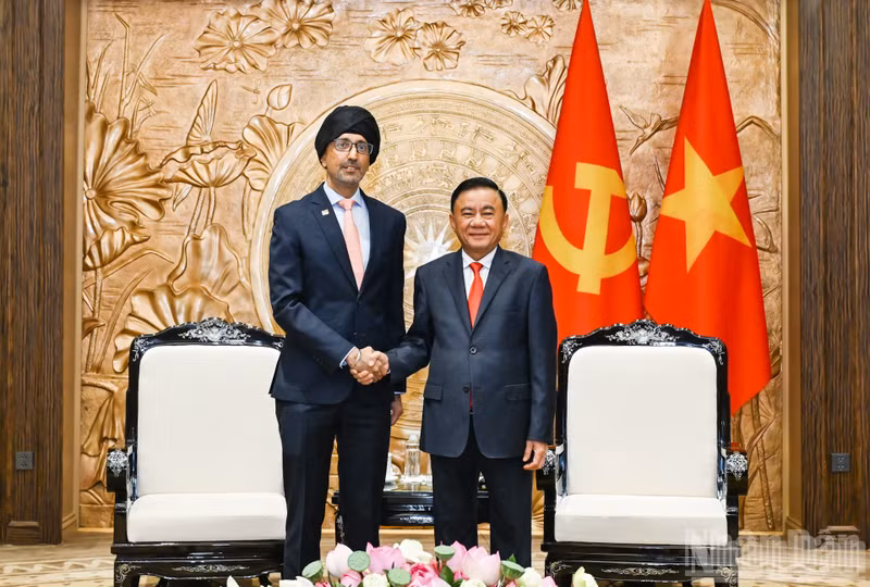 El integrante del Buró Político y miembro permanente del Secretariado del Comité Central del Partido Comunista de Vietnam, Tran Cam Tu (derecha), y el embajador de Singapur en el país, Rajpal Singh. (Foto: Nhan Dan)