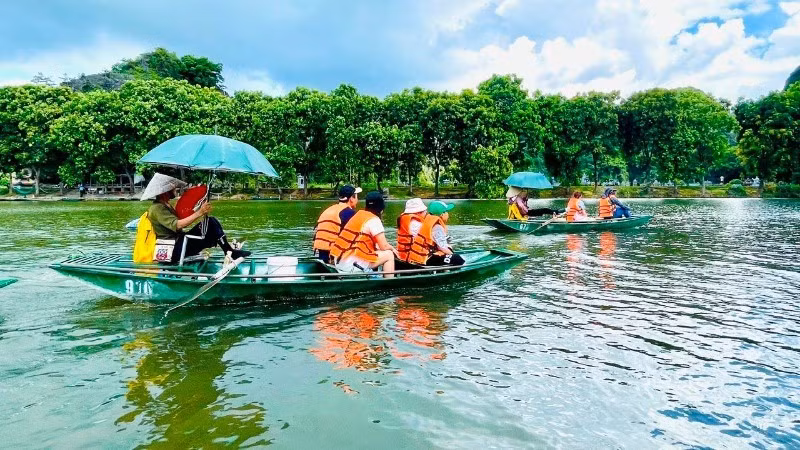 Visitantes al complejo turístico de Tam Coc, en Ninh Binh. (Foto: Nhan Dan)