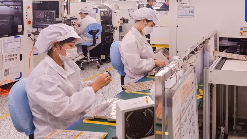 Mejorar la calidad de las entradas de inversión extranjera directa, centrándose en los sectores de alta tecnología, semiconductores, electrónica e inteligencia artificial. (Foto: Nhan Dan)