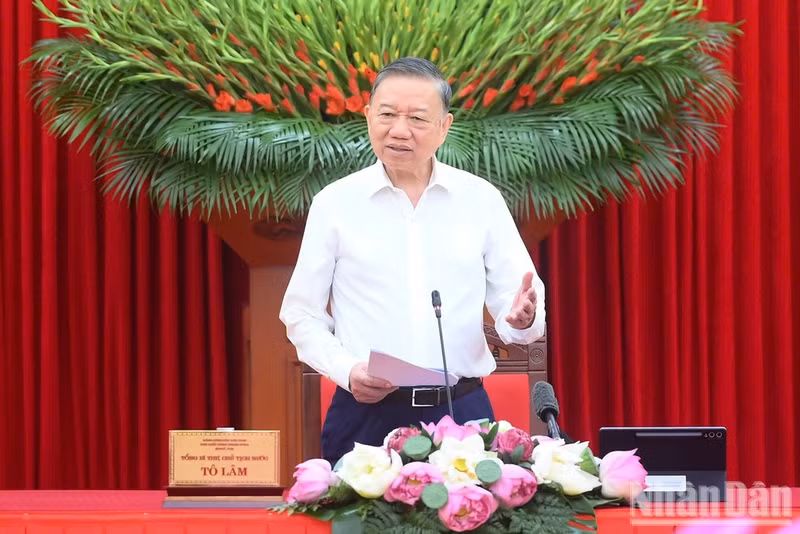 El secretario general del Partido Comunista de Vietnam y presidente del país, To Lam, conduce la primera reunión del Comité Directivo Central para evaluar la aplicación de los Estatutos del Partido y estudiar su posible modificación. (Foto: Nhan Dan)