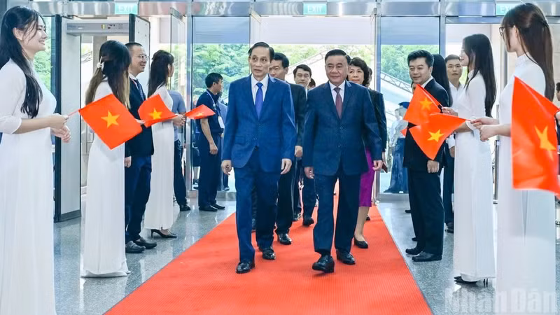 Tran Cam Tu, integrante del Buró Político y miembro permanente del Secretariado del Comité Central del Partido Comunista de Vietnam, llega a la cita. (Foto: Nhan Dan)