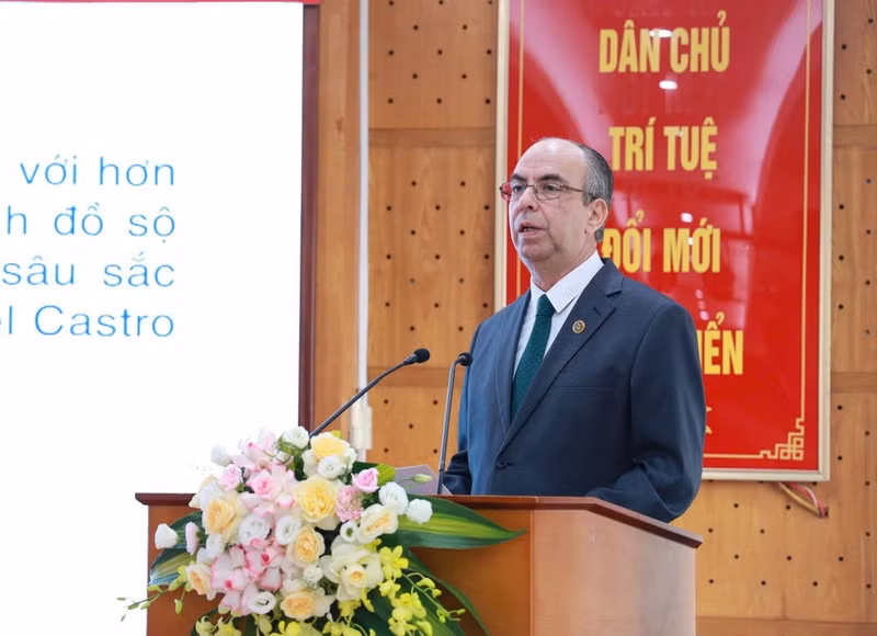 El embajador de Cuba en Vietnam, Rogelio Polanco Fuentes, interviene en el evento. (Foto: Nhan Dan)