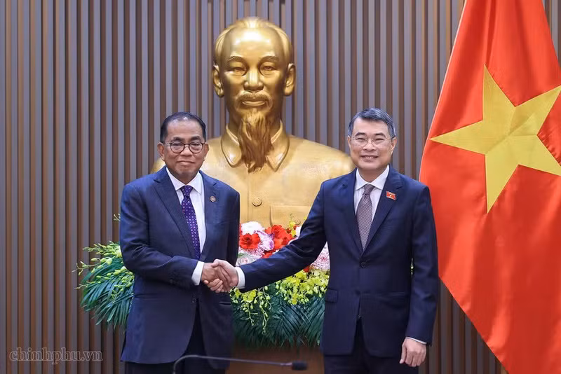 El primer ministro de Vietnam, Le Minh Hung (derecha), y el ministro de Defensa de Malasia, Mohamed Khaled bin Nordin. (Foto: VGP)