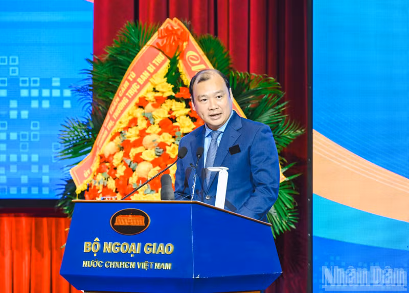 El profesor asociado y doctor Le Hai Binh, vicedirector permanente de la Academia Nacional de Política Ho Chi Minh, en su intervención. (Foto: Nhan Dan)
