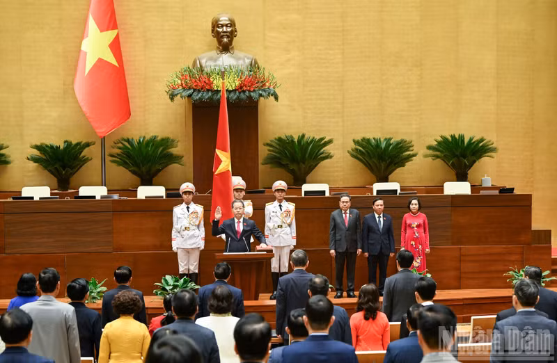 Nguyen Van Quang presta juramento ante la Asamblea Nacional y el pueblo. (Foto: Nhan Dan)