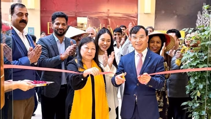 En la inauguración de la tienda de Three O'Clock en AIPL Joy Central. (Foto: tuoitre.vn)