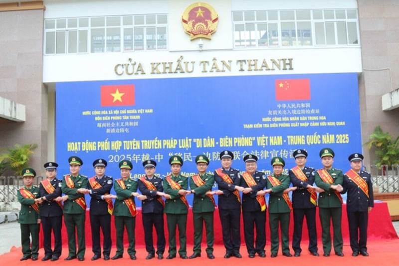 La Guardia Fronteriza de Vietnam y China colaboran en la divulgación legal del programa “Migración - Guardia Fronteriza” Vietnam - China del año 2025. (Foto: VNA)