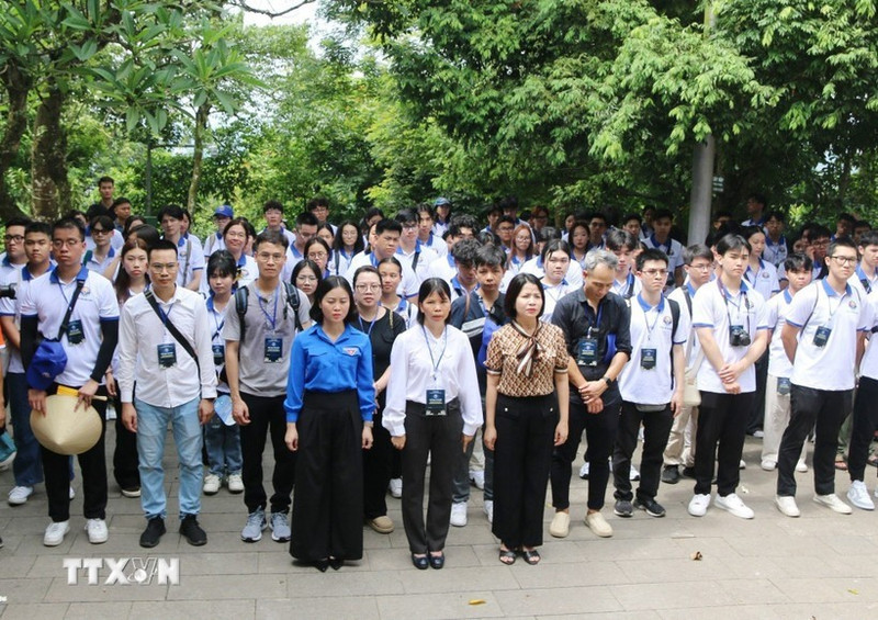 Una delegación de jóvenes vietnamitas residentes en el extranjero ofrece inciensos en conmemoración de los Reyes Hung en el sitio histórico del Templo de los Reyes Hung, en la provincia norteña de Phu Tho. (Foto: VNA)