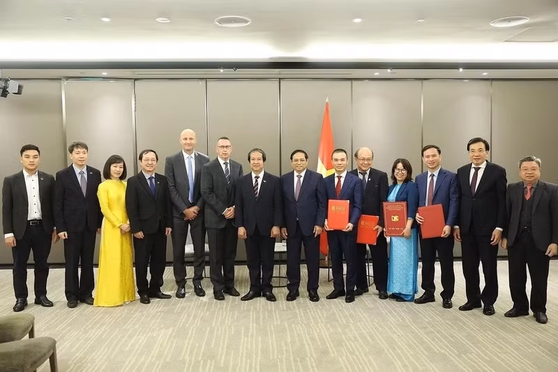 Nguyen Lam Giang (vestida de amarillo), junto al primer ministro de Vietnam, Pham Minh Chinh, y la delegación de alto nivel que lo acompañó en su visita oficial a Nueva Zelanda en marzo de 2024. (Foto: Cortesía de la entrevistada)