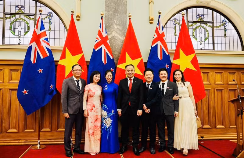 Nguyen Lam Giang (segunda desde la izquierda), junto a funcionarios de la embajada de Vietnam en Nueva Zelanda y miembros de la comunidad intelectual vietnamita en el extranjero. (Foto: Cortesía de la entrevistada)
