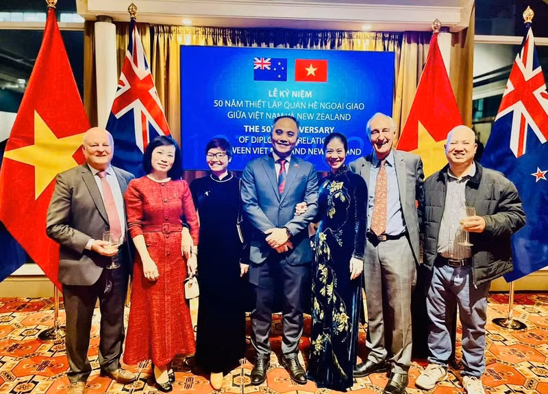 Nguyen Lam Giang (segunda desde la izquierda) junto al embajador de Vietnam en Nueva Zelanda, Phan Minh Giang, y otros participantes en la ceremonia por el 50º aniversario de las relaciones diplomáticas entre ambos países. (Foto: Cortesía de la entrevistada)