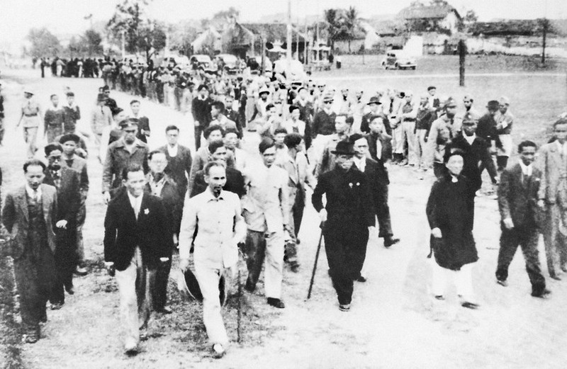 Ciudadanos de Hanói acogen con regocijo al Presidente Ho Chi Minh y a los candidatos propuestos para la elección de diputados de la Asamblea Nacional, el 5 de enero de 1946. (Foto: Museo Ho Chi Minh)