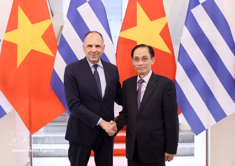 El ministro de Relaciones Exteriores de Vietnam, Le Hoai Trung (derecha), y su homólogo de Grecia, George Gerapetritis. (Foto: VNA)