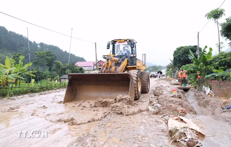 Las fuerzas competentes despejan un camino afectado por las inundaciones en la comuna de Muong Than, provincia de Lai Chau. (Foto: VNA)