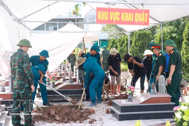 La comuna de Hai Hau (provincia de Ninh Binh) está excavando 54 tumbas de mártires cuya información aún no se ha identificado, con el fin de verificar su identidad. (Foto: VNA)