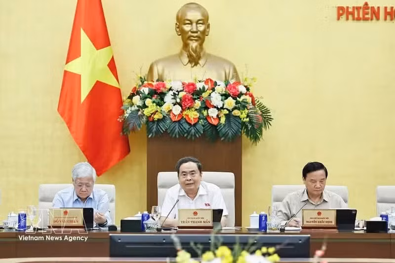 El presidente de la Asamblea Nacional de Vietnam, Tran Thanh Man (centro), en la sesión. (Foto: VNA)