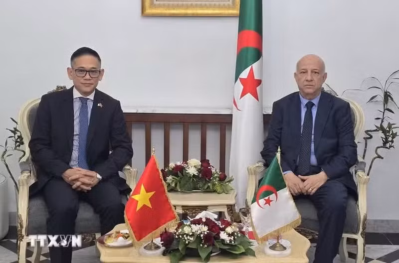 El embajador vietnamita Tran Quoc Khanh y el secretario general del FLN, Abdelkrim Benmbarek. (Foto: VNA)