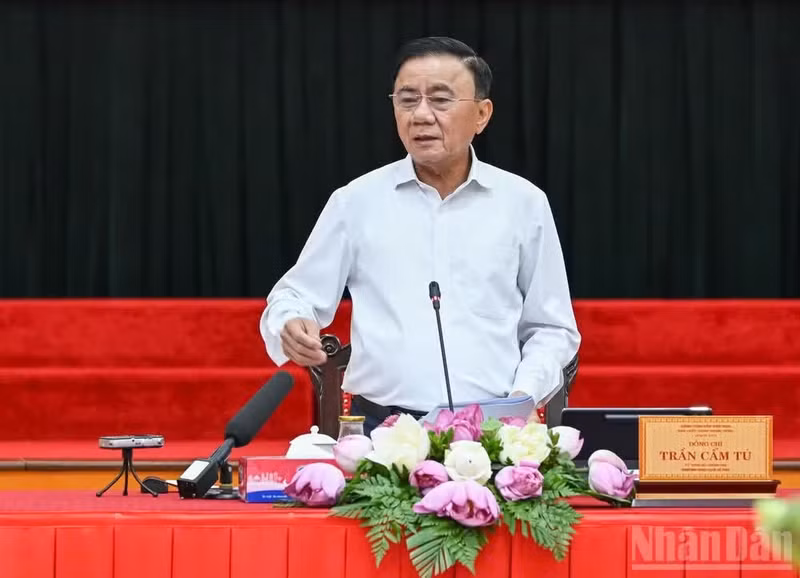 El miembro del Buró Político y permanente del Secretariado del Comité Central del Partido Comunista de Vietnam, Tran Cam Tu, habla en la cita. (Foto: Nhan Dan)