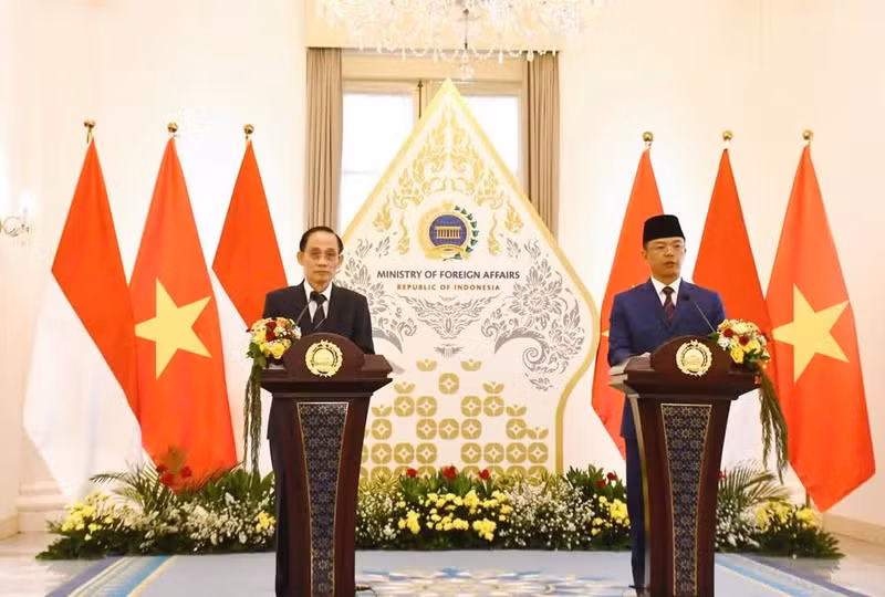 El ministro de Relaciones Exteriores de Vietnam, Le Hoai Trung, y su homólogo indonesio, Sugiono. (Foto: Nhan Dan)