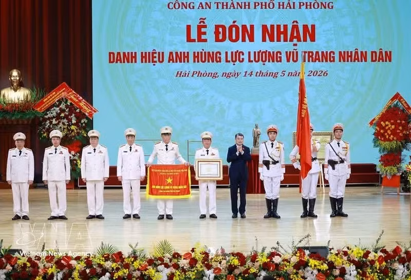 El primer ministro de Vietnam, Le Minh Hung, entrega el título “Héroe de las Fuerzas Armadas Populares” a la fuerza de seguridad pública de Hai Phong. (Foto: VNA)