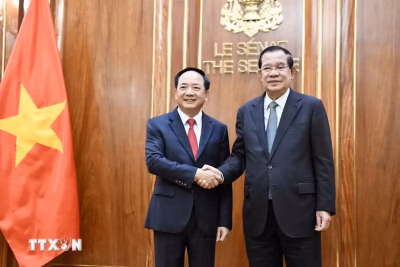 El miembro del Buró Político, secretario del Comité Central del Partido Comunista de Vietnam y jefe de su Comisión de Propaganda y Movilización de Masas, Trinh Van Quyet (izquierda), se reúne en Phnom Penh con el presidente del Senado, presidente interino camboyano y titular del Partido Popular de Camboya, Hun Sen. (Foto: VNA)