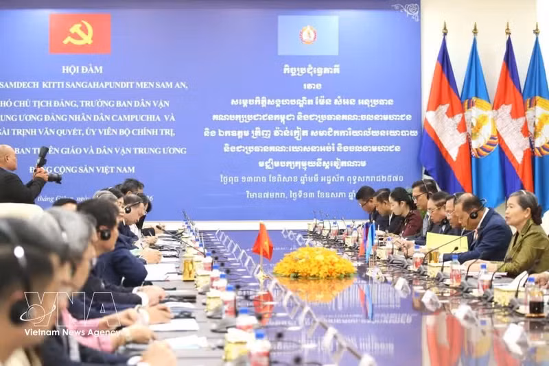 Escena de la reunión entre el miembro del Buró Político, secretario del Comité Central del Partido Comunista de Vietnam y jefe de su Comisión de Propaganda y Movilización de Masas, Trinh Van Quyet, y la vicepresidenta del Partido Popular de Camboya y jefa de la Comisión de Movilización de Masas de la fuerza política, Men Sam An. (Foto: VNA)