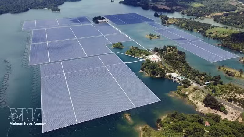 Una central de energía solar flotante sobre el embalse hidroeléctrico de Da Mi. (Foto: VNA)