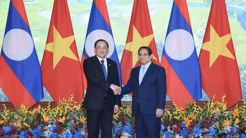 El primer ministro de Vietnam, Pham Minh Chinh, y su par laosiano, Sonexay Siphandone. (Foto: Tran Hai)
