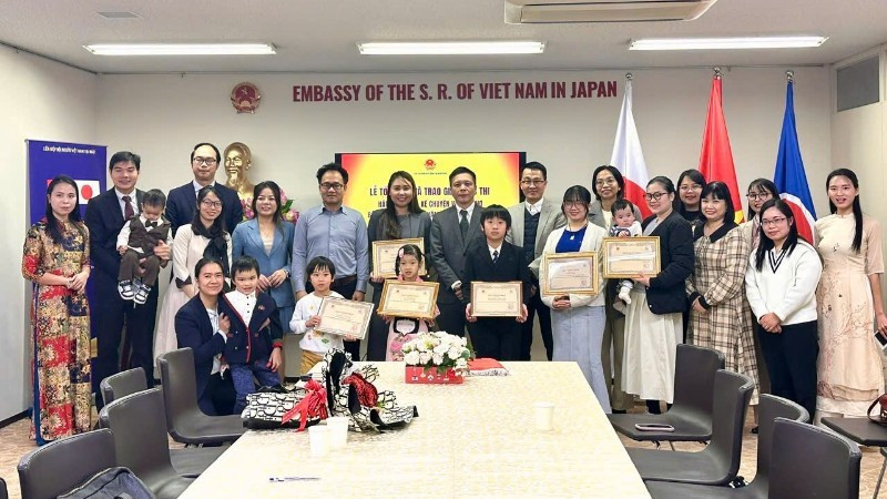 En el acto de premiación. (Foto: Nhan Dan)