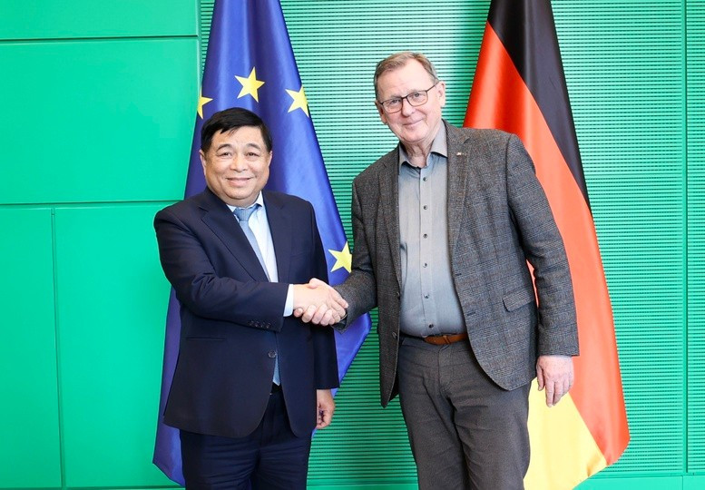 El viceprimer ministro vietnamita Nguyen Chi Dung se reúne con el vicepresidente del Parlamento Federal de Alemania (Bundestag), Bodo Ramelow. (Foto: VGP)