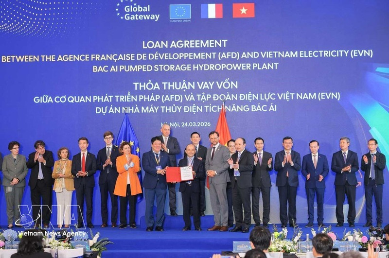 El viceprimer ministro Ho Duc Phoc y el comisario europeo de Asociaciones Internacionales, Jozef Síkela, presencian la firma de un acuerdo de préstamo entre la Agencia Francesa de Desarrollo y el Grupo de Electricidad de Vietnam para el proyecto de construcción de la central hidroeléctrica de bombeo de Bac Ai. (Foto: VNA)