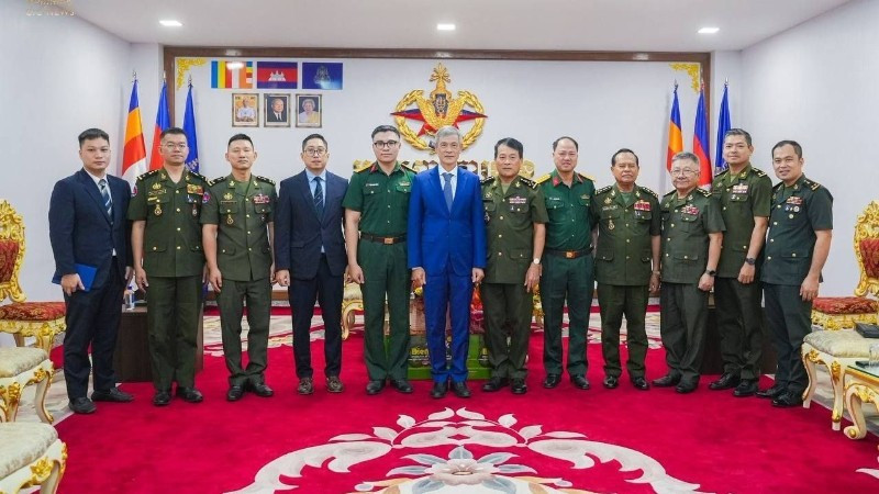 El embajador de Vietnam en Camboya, Nguyen Minh Vu, visita al Estado Mayor General de las Fuerzas Armadas Reales de Camboya con motivo del tradicional Año Nuevo Choul Chnam Thmey 2026. (Foto: Nhan Dan)
