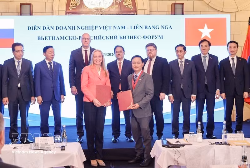 El primer ministro Pham Minh Chinh presencia el intercambio de documentos de cooperación entre empresas vietnamitas y rusas en el foro. (Foto: VNA)