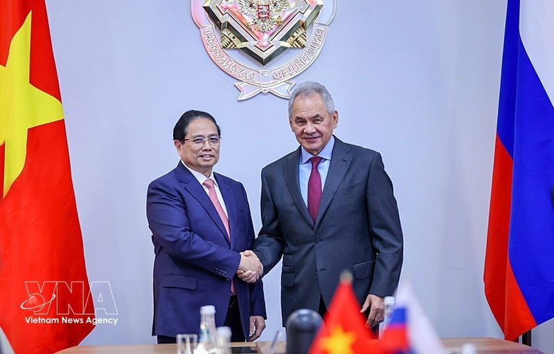 El primer ministro de Vietnam, Pham Minh Chinh (izquierda), se reúne con el secretario del Consejo de Seguridad de Rusia, Sergey Shoigu. (Foto: VNA)