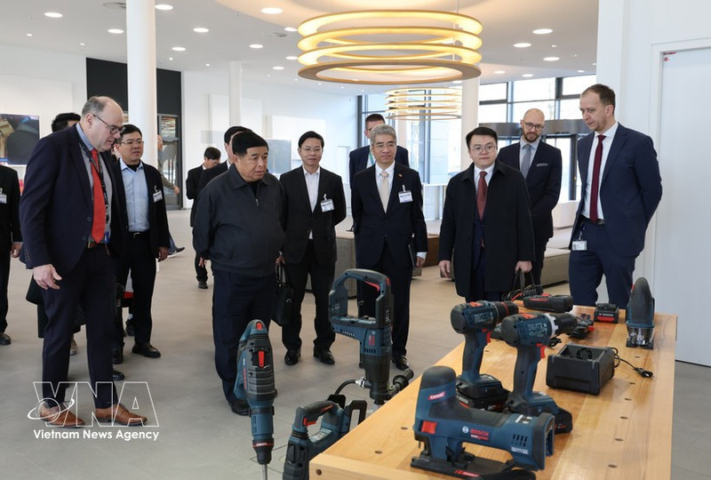 El viceprimer ministro vietnamita Nguyen Chi Dung visita el grupo Bosch en Stuttgart, en Alemania. (Foto: VNA)