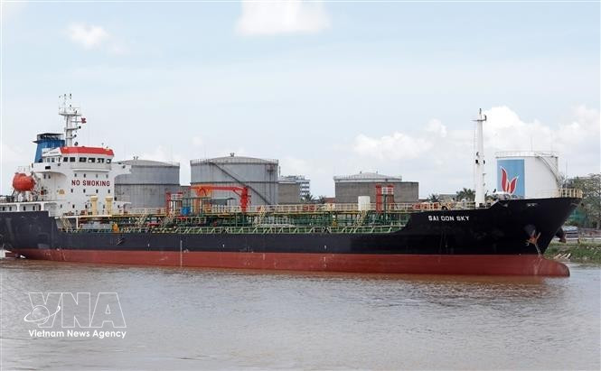 Importación de productos petrolíferos en el puerto de Hai Phong. (Foto: VNA)