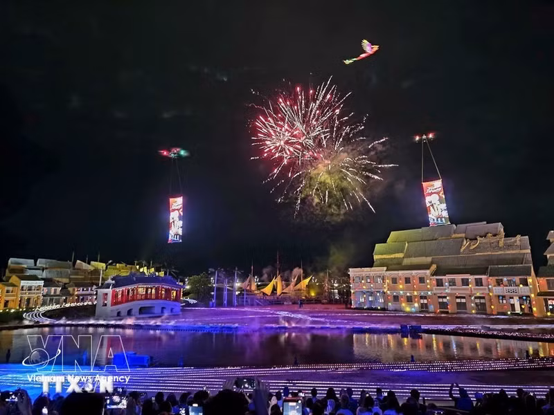 Un espectáculo de drones recrea las figuras del Dragón y el Fénix en el cielo de Hoi An. (Foto: VNA)