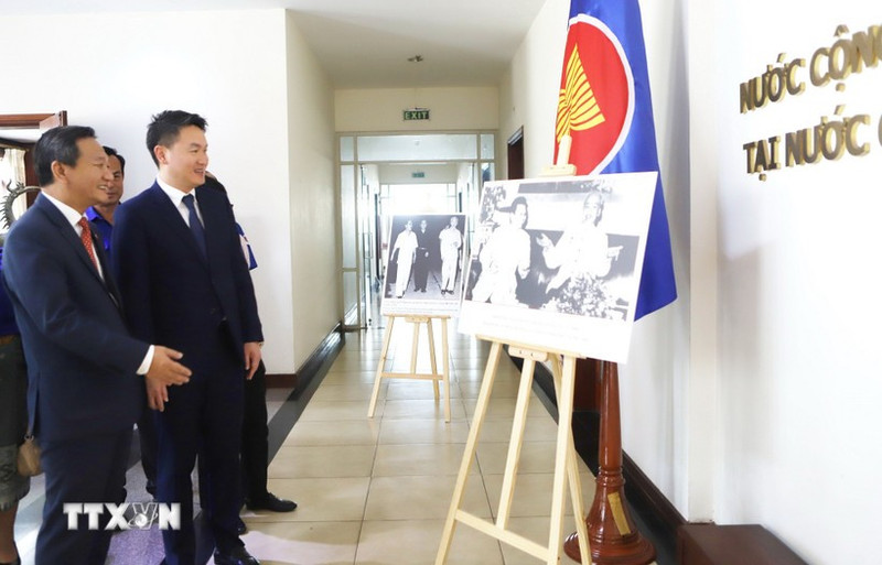 El secretario del Comité Central de la Unión de Jóvenes Revolucionarios del Pueblo de Laos, Thongly Sisoulith, visita la exposición fotográfica instalada en el evento sobre las relaciones especiales entre Vietnam y Laos. (Foto: VNA)