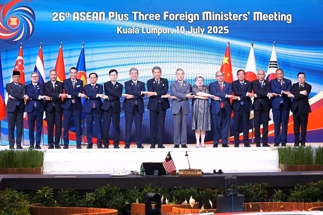El vicepremier y canciller de Vietnam, Bui Thanh Son, posa para una foto con los ministros de Relaciones Exteriores de la Asean+3. (Foto: VNA)
