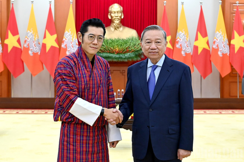 El secretario general del Partido Comunista de Vietnam, To Lam (derecha), y el rey de Bután, Jigme Khesar Namgyel Wangchuck. (Foto: Nhan Dan)