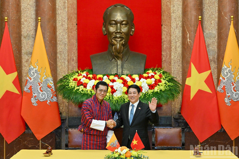 El presidente de Vietnam, Luong Cuong (derecha), y el rey de Bután, Jigme Khesar Namgyel Wangchuck. (Foto: Nhan Dan)