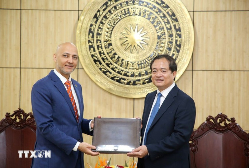 El embajador de los EAU en Vietnam, Bader Almatrooshi (izquierda), y el vicepresidente del Comité Popular provincial Nguyen Hong Thanh en la reunión. (Foto: VNA)