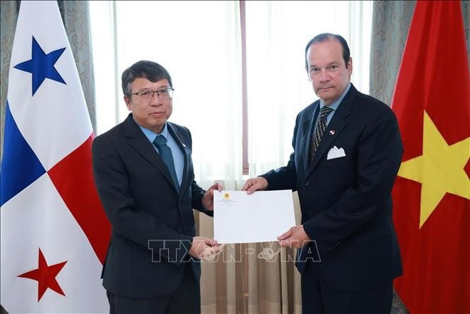 El embajador de Vietnam en México y concurrente en Panamá, Nguyen Van Hai (izquierda), presenta las cartas credenciales al presidente de Panamá, José Raúl Mulino Quintero. (Foto: VNA)