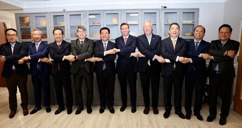 El ministro de Industria y Comercio de Vietnam, Nguyen Hong Dien (quinto desde la izquierda), posa junto al presidente del USABC y ejecutivo del Fondo de Inversión Warburg Pincus, Jeffrey Pearlman (sexto desde la izquierda), y otros delegados a la reunión. (Fotografía: Nhan Dan)