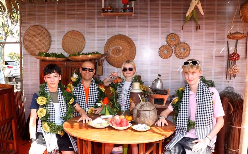 Turistas extranjeros degustan especialidades del Sur de Vietnam. (Foto: VNA)