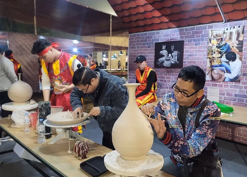 Los artesanos de Bat Trang exhiben productos en la ceremonia de certificación para la cerámica de Bat Trang. (Foto: VNA)